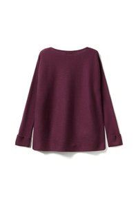 Maglione a pullover di colore viola scuro, con texture a coste, scollo ampio, maniche lunghe con polsini e fessure laterali per facilitare i movimenti.