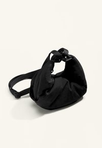 Czarna torba w stylu woreczka o miękkiej, pomarszczonej fakturze, z regulowanym czarnym paskiem i minimalistycznym designem. Wytrzymała tkanina z delikatnym połyskiem.
