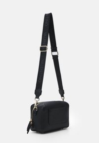 Geantă de umăr din piele neagră cu finisaj texturat, având închidere cu fermoar, accesorii aurii și o curea ajustabilă cu branding „VALENTINO”.