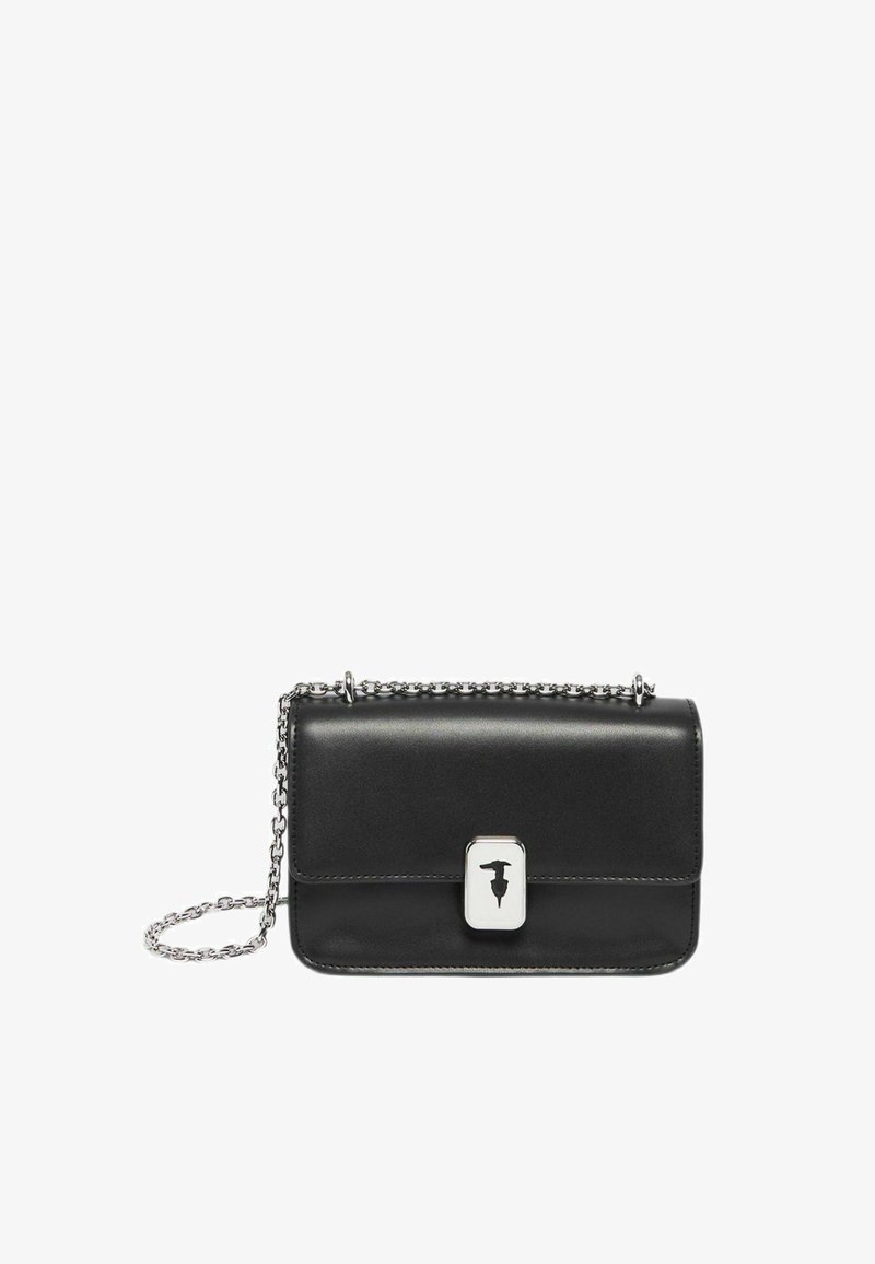 Borsa a tracolla in pelle nera con tracolla in catena argentata e chiusura rettangolare argentata. Texture liscia con un design minimalista.