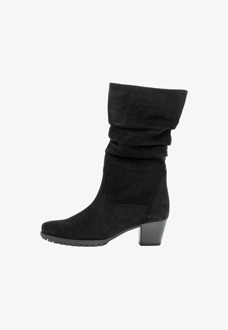 Botte noire en suède à la cheville avec un haut flou, un bout arrondi et un talon épais. Surface texturée avec une semelle en caoutchouc pour une meilleure adhérence.