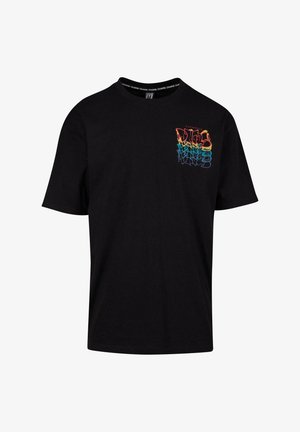 Fekete, pamutból készült, rövid ujjú póló. A bal mellen egy színes grafikus mintával rendelkezik. Kerek nyakú stílusú.