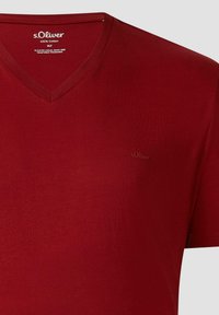 Czerwona męska koszulka V-neck s.Oliver wykonana w 100% z bawełny, z krótkim rękawem i subtelnym logo na piersi.