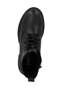 Botín de piel negra hasta el tobillo con puntera redonda, diseño de cordones, cierre con cremallera en el lateral, parte superior texturizada y suela plana. Marca: palao.