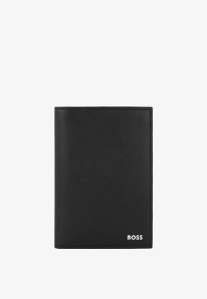 Portefeuille en cuir noir avec une finition texturée et une orientation verticale. Il présente un logo en relief dans le coin inférieur droit et des coutures tonales.