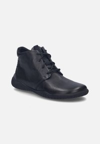 Bottes de cheville en cuir noir avec des lacets, bout rond, tige texturée, intérieur rembourré et semelle en caoutchouc flexible.