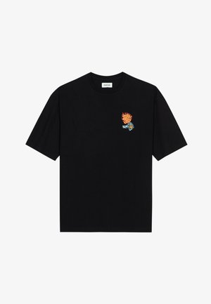 Tricou scurt cu mânecă, de culoare neagră, fabricat din bumbac, cu un design vibrant de flacără și grafică pe partea stângă a pieptului. Guler clasic rotund.