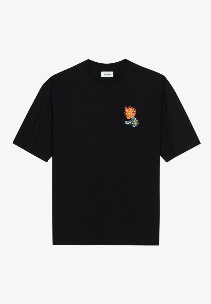 T-shirt nera a maniche corte in cotone, con un vivace design a fiamma e grafica sulla parte sinistra del petto. Collo rotondo classico.