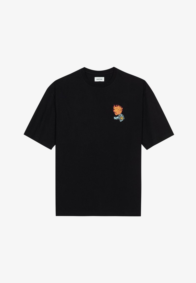 T-shirt nera a maniche corte in cotone, con un vivace design a fiamma e grafica sulla parte sinistra del petto. Collo rotondo classico.