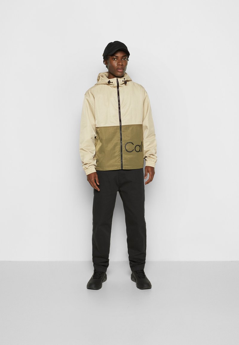 Herren Leichte Jacken | Calvin Klein Jeans COLORBLOCK JACKET Leichte Jacke wheat fields/beige - VU35623 Herren Leichte Jacken | Calvin Klein Jeans COLORBLOCK JACKET Leichte Jacke wheat fields/beige - VU35623