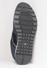 Sole modré tenisky s texturovanou černou gumovou podrážkou, logo NeroGiardini, italská vlajka, "Vyrobeno v Itálii" a velikost 37 označená na patě.