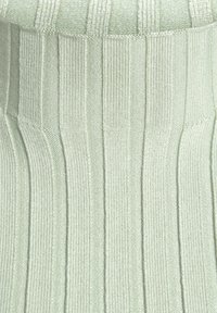 Gestreifter Strickstoff in einem sanften Mintgrün, mit vertikalen Streifen, die eine glatte Textur und ein flexibles, eng anliegendes Design aufweisen.