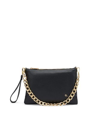 Clutch de cuero negro texturizado con cremallera dorada, correa de cadena dorada desmontable y pequeño lazo para la muñeca sobre fondo blanco.