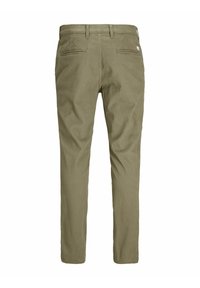 Pantalon homme slim fit vert olive avec deux poches arrière passepoilées et passants de ceinture, vu de dos sur fond blanc.