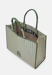 Torebka typu tote, tkana, w zielono-beżowe paski, z skórzanym wykończeniem, podwójnymi uchwytami oraz materiałowym wnętrzem z kieszenią na zamek i logo.