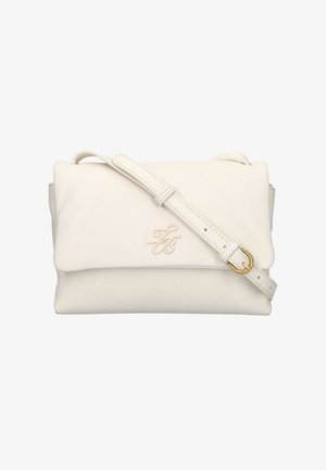 Valkoinen nahkainen olkalaukku, jossa on taitettavan kannen, kohokuvioitu logo ja säädettävä olkahihna kultaisen soljen kanssa. Herkkä pinta.