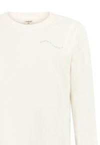 Off-White langärmeliges Shirt mit Rundhalsausschnitt, das ein kleines, gebogenes "protest"-Textlogo auf der oberen linken Brustseite zeigt.