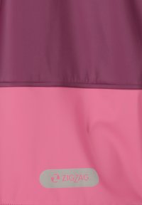 Farveblokkeret jakke i mørk lilla og pink. Glat, vandafvisende stof med et "ZIGZAG" logo i grå på den nederste del.