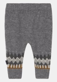 Šedé vlněné kalhoty s texturovaným vzorem a geometrickými motivy v tmavě šedé, světle šedé a hnědé barvě na kotnících. Elastický pas.