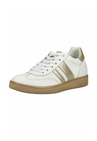 Witte sneaker met witte veters, gouden metallic strepen en hielstuk, en een bruine, gestructureerde rubberen zool.
