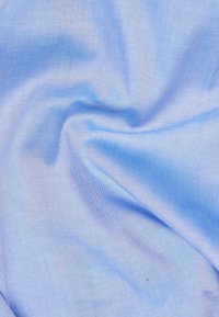 Helles blaues Gewebe mit glatter Textur, das einen subtilen Glanz und feine Webart aufweist, sanfte Drapierungen und leichte Falten zeigt.