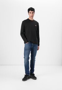 Tommy Jeans Topper langermet - black