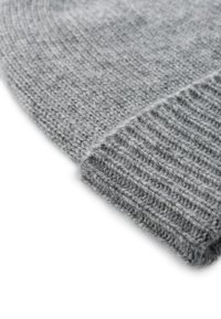 Szara dzianinowa czapka beanie o prążkowanym wzorze, wykonana z miękkiego materiału. Posiada zagięty brzeg i teksturowaną powierzchnię zapewniającą ciepło i komfort.