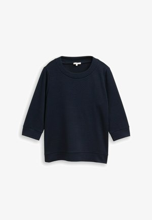 Navy blauwe, gestructureerde trui met een ronde halslijn en driekwart mouwen. De zoom is recht met een lichte verlenging aan de achterkant.