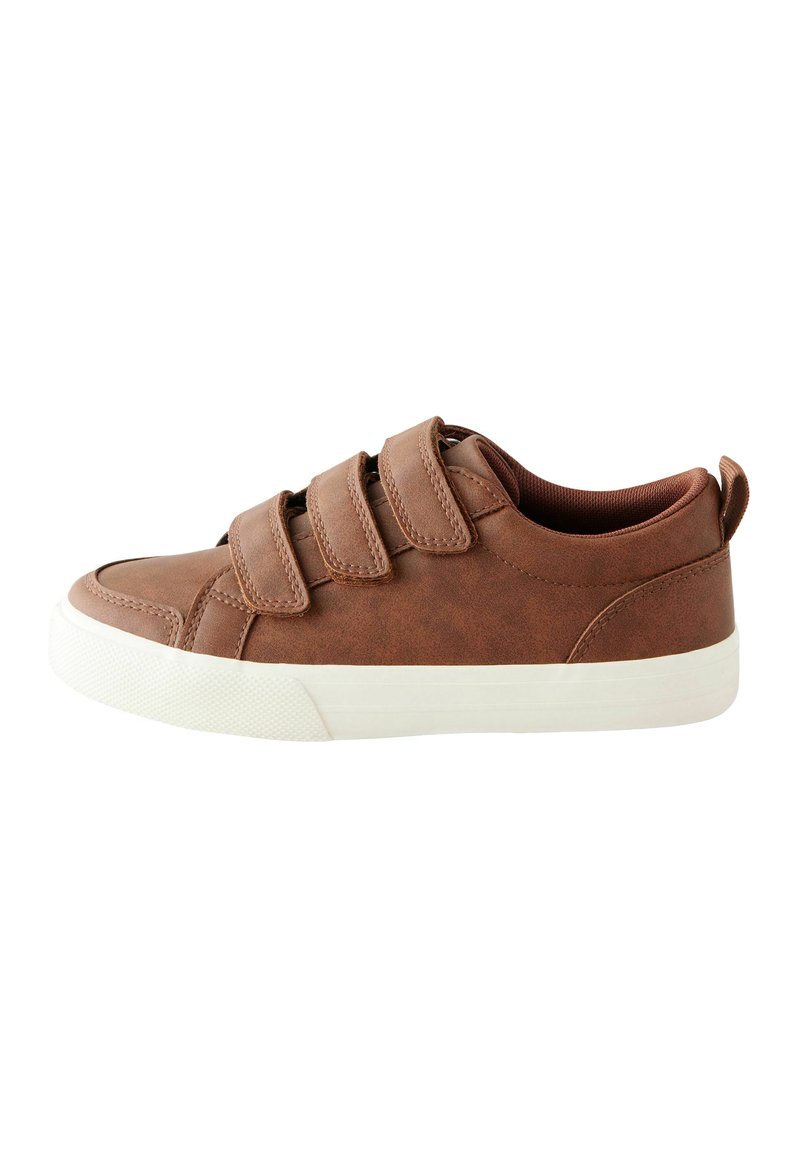 Braune Sneaker aus synthetischem Leder mit drei Velcro-Riemen, weißer Gummisohle, strukturiertem Finish und abgerundeter Zehenpartie.