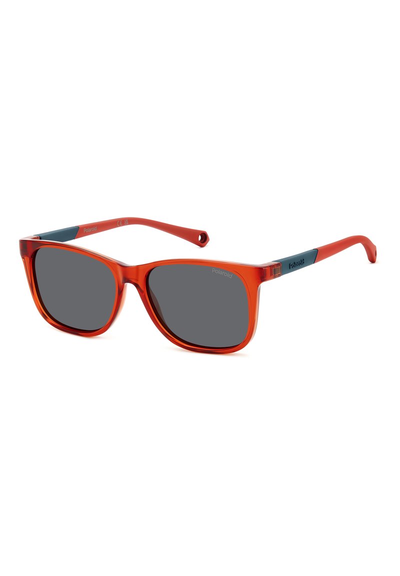 Lunettes de soleil translucides rouges avec des verres gris ; design rectangulaire et surdimensionné ; branches fines et courbées ; accent métallique sur la branche.