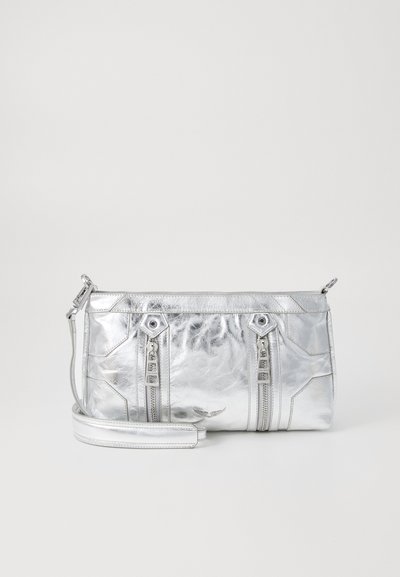 Zilverkleurige metallic handtas met een textuur oppervlak, twee ritscompartimenten aan de voorkant en een afneembare schouderriem.