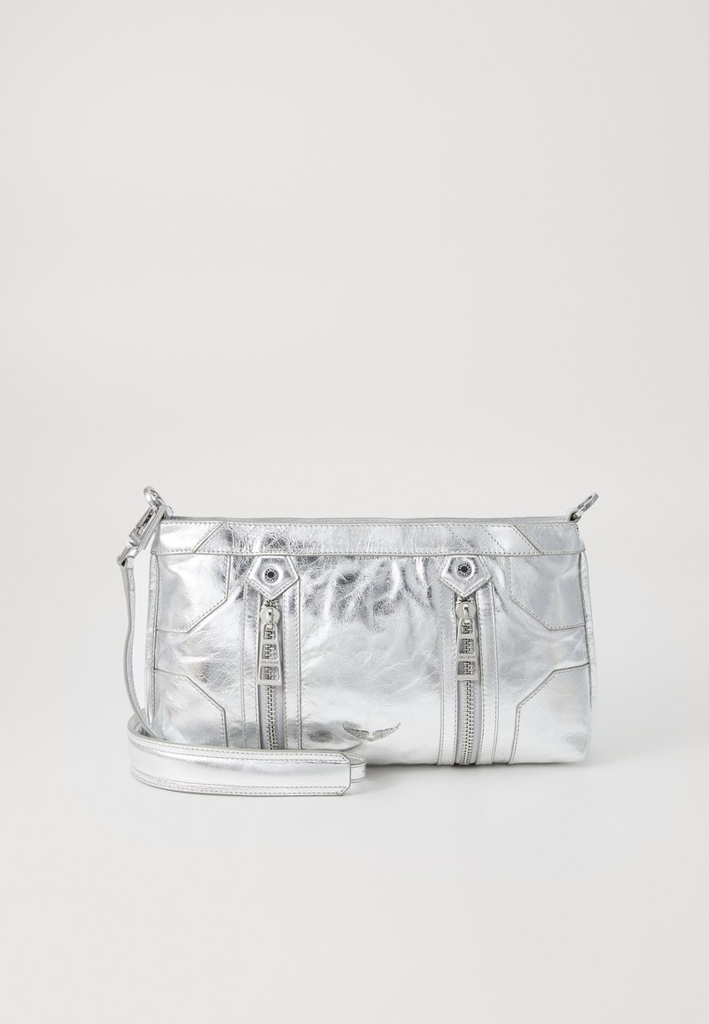 Borsa a mano metallica argentata con superficie texturizzata, due scomparti con zip sul davanti e una tracolla rimovibile.