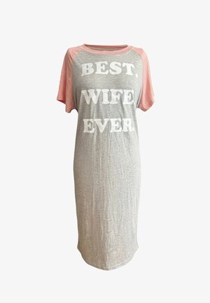 Nuisette grise avec manches courtes roses et inscription "MEILLEURE. ÉPOUSE. DU MONDE." en lettres blanches en gras sur le devant.