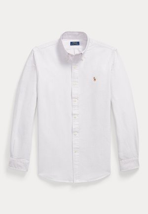 Biała koszula na długi rękaw z cienkimi jasnoszarymi paskami i małym haftowanym logo Polo Ralph Lauren po lewej stronie klatki piersiowej.