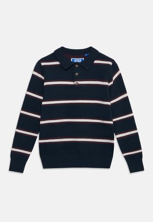 Pull polo bleu marine à manches longues avec des rayures horizontales blanches et bordeaux et trois boutons marron au col.