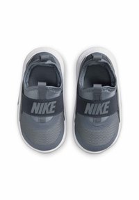 Pilki Nike batai su tinkliniu viršumi, su plačia juosta ir logotipu. Padas baltas, su minkštu vidiniu pamušalu komfortui.