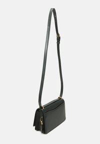 COACH LUXE REFINED BANDIT SHOULDER  - Taška s příčným popruhem - amazon green