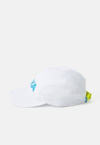 Weißer Hut mit gebogenem Schirm, Netzseitenpaneelen und einem großen blauen Logo. Verfügt über einen verstellbaren neonfarbenen gelben Riemen auf der Rückseite.