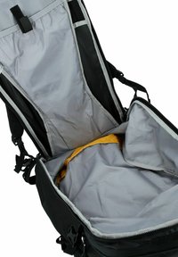 Zwarte rugzak volledig opengezipperd met ruime grijze interieurvoering en gevoerd rugpaneel met verstelbare zwarte schouderbanden.