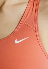Nike Performance BRA - Sutiã desportivo de suporte médio - madder root/white