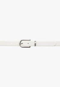 Weißer Leder-Gürtel mit einer silberfarbigen Schnalle und einem einzelnen Halter, der gleichmäßig verteilte Löcher entlang des Riemens für Größenanpassungen aufweist.