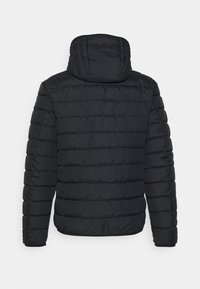 Schwarze Pufferjacke mit Kapuze, featuring ein gestepptes Design, horizontale Nähte und eine glatte, matte Textur. Rückansicht angezeigt.
