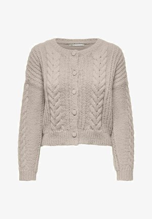 Jasnoszary sweter na drutach o krótkim fasonie, z wzorem warkocza na rękawach i przodzie oraz pięcioma okrągłymi guzikami.