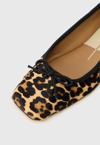 Baletky so vzorom leopardie kože, s čiernym lemovaním a mašľou, zaoblenou špičkou a hladkým vnútorným podšívkou. Vyrobené z syntetických materiálov.