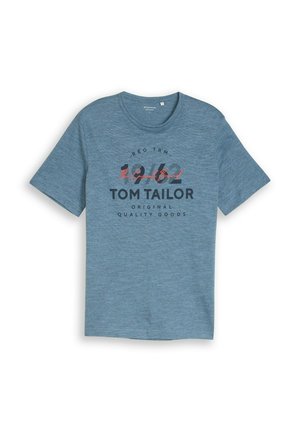 Tricou albastru cu mâneci scurte și guler rotund, cu inscripția „Tom Tailor Original Quality Goods” și „1962” imprimată pe față, în text negru și roșu.