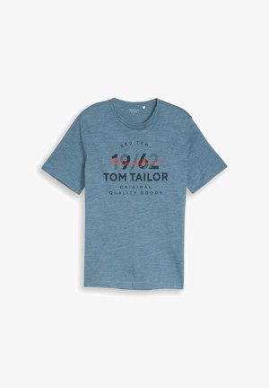 Tricou albastru cu mâneci scurte și guler rotund, cu inscripția „Tom Tailor Original Quality Goods” și „1962” imprimată pe față, în text negru și roșu.