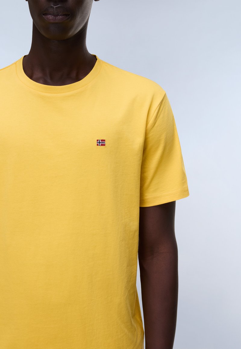 Napapijri – Kurzärmeliges T-Shirt „Freestyle in Braun | Urban Outfitters DE