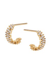 Złote kolczyki w kształcie obręczy z teksturowaną powierzchnią i osadzonymi przezroczystymi kamieniami szlachetnymi, tworzącymi kwiatowy wzór wzdłuż łuku.