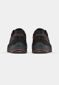 Par de zapatillas deportivas negras y rojas vistas desde atrás, con el logo de "La Sportiva" en los laterales y suelas texturizadas.