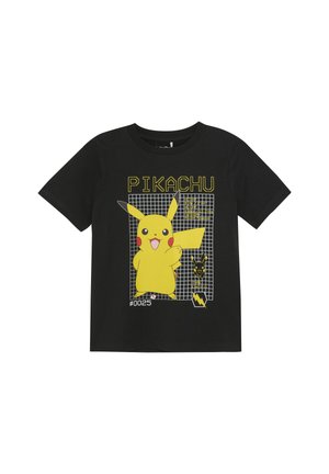 Zwart katoenen t-shirt met een gele Pikachu graphic, een achtergrond met een rasterpatroon en de tekst "#0025" in vetgele letters.